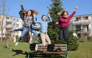 Schwungvoller Start in die berufliche Zukunft: Ab 2020 gibt es die generalistische Pflegeausbildung.