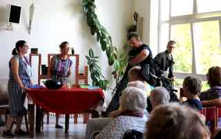 Traditionelles Theaterspiel am Sommerfesttag