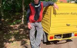 Hausmeister Rüdiger Köller und seine Ape