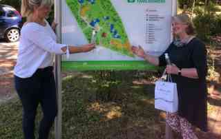 Übergabe der Desinfektionsmittelspende