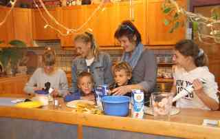 Kinderdorffamilie beim gemeinsamen Backen