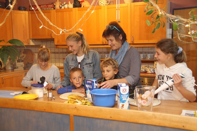 Kinderdorffamilie beim gemeinsamen Backen