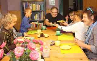 Kinderdorffamilie am Kaffeetisch