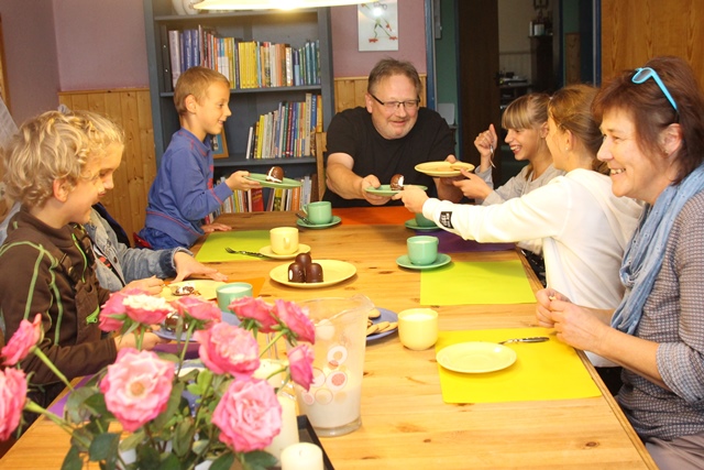 Kinderdorffamilie am Kaffeetisch