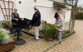 Der Garten des LebensRaum wird von den Bewohnern winterfest gemacht