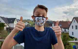 Junge mit Maske