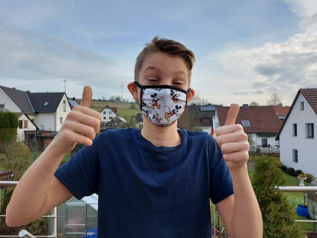 Junge mit Maske