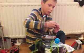 Kind spielt mit Playmobil