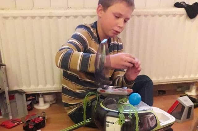 Kind spielt mit Playmobil