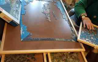Puzzeln auf dem Puzzletisch