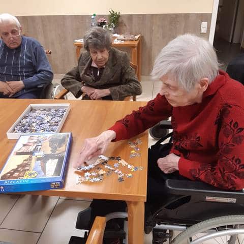 SeniorInnen beim Puzzeln