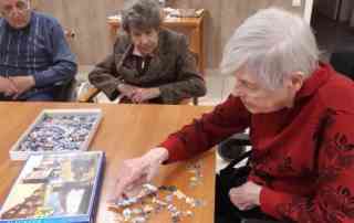 SeniorInnen beim Puzzeln