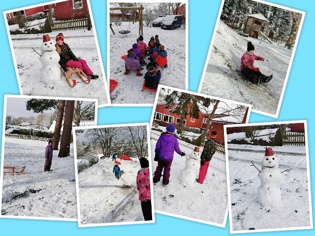 Kinder spielen im Schnee