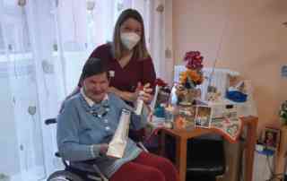 Pflegerin kümmert sich um Bewohnerin