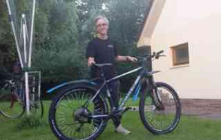 Justus präsentiert stolz sein Fahrrad