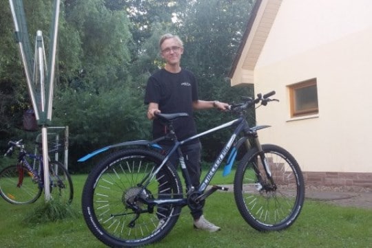 Justus präsentiert stolz sein Fahrrad