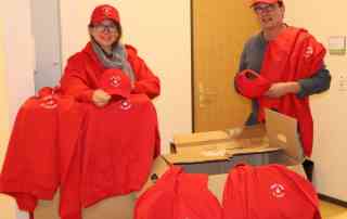 Alexandra Pöhlmann und Jörg Grabowsky ortieren den Karton mit der Spende