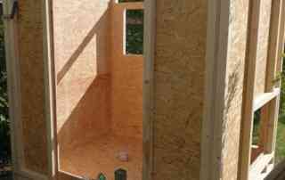 Das Hühnerhaus aus Holz nimmt Gestalt an