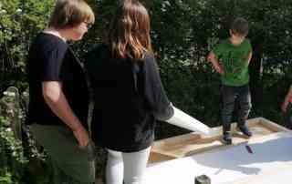 Ein Hühnerhaus aus Holz wird gebaut