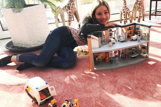 Mädchen präsentiert ihr Playmobil