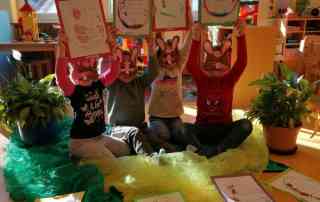 Kindergartenkinder basteln zu Ostern