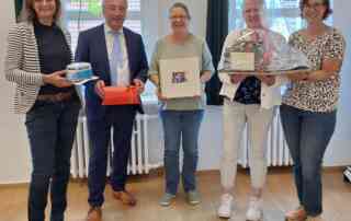 Abschied für Hildegard Sorek (Mitte) mit Wertschätzung und Geschenken von (v.l.) Personalleiterin Gabriele Groneweg, Vorstandsvorsitzender Martin Kupper und den Kolleginnen Susanne Foerster und Katharina Matz.