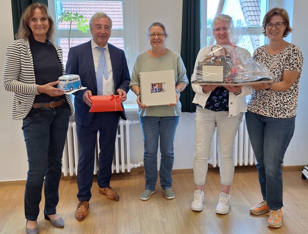 Abschied für Hildegard Sorek (Mitte) mit Wertschätzung und Geschenken von (v.l.) Personalleiterin Gabriele Groneweg, Vorstandsvorsitzender Martin Kupper und den Kolleginnen Susanne Foerster und Katharina Matz.