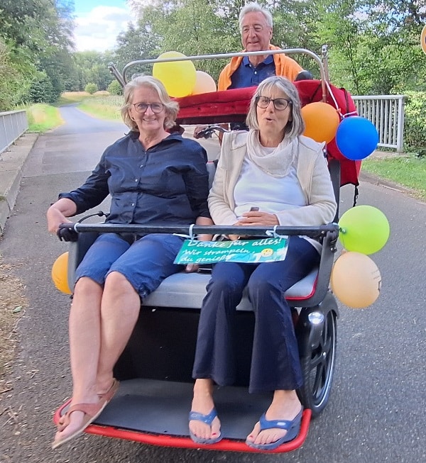 „Zum Abschied gab es noch eine ganz besondere Spritztour: Vorstandsvorsitzender Martin Kupper fuhr Susanne von Zimmermann und Birgit Breukel-Longheu stilecht mit der Rikscha in den Ruhestand. Ein humorvoller und herzlicher Ausklang nach 15 Jahren voller Engagement, Leidenschaft und klarer Haltung.