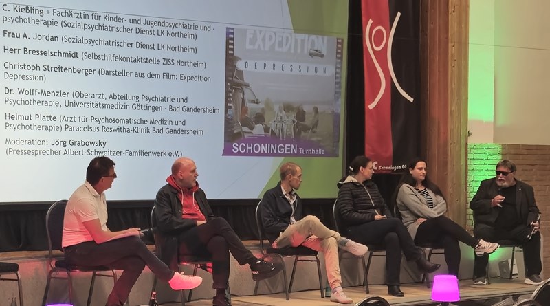 Die Mutmacher auf dem Podium (von links): Moderator Jörg Grabowsky (Pressesprecher Albert-Schweitzer-Familienwerk e.V.), Helmut Platte (Arzt für Psychosomatische Medizin und Psychotherapie) Paracelsus Roswitha-Klinik Bad Gandersheim, Christoph Streitenberger (Darsteller aus dem Film: Expedition Depression), C. Kießling, Fachärztin für Kinder- und Jugendpsychiatrie und –psychotherapie (Sozialpsychiatrischer Dienst LK Northeim), Frau A. Jordan (Sozialpsychiatrischer Dienst LK Northeim) und Herr Bresselschmidt (Selbsthilfekontaktstelle ZISS Northeim).