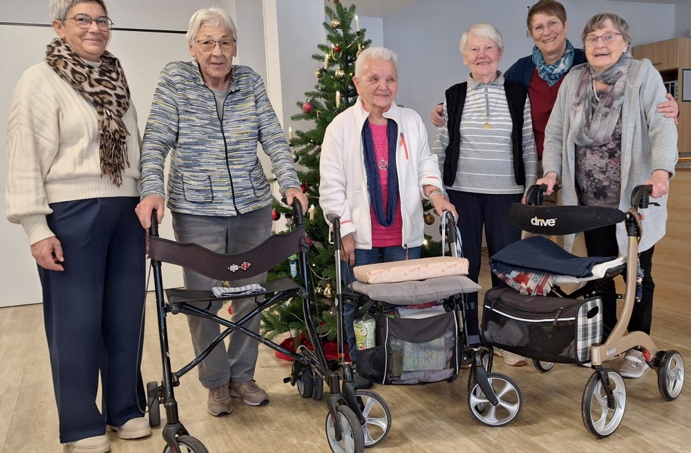 Strahlende Gesichter am Heiligen Abend im Albert-Schweitzer-Seniorenzentrum: (Von links) Stefanie Müller Exner, Inge Bonow, Hiltrud Hübner, Edith Korte, Marion Bachmann und Christa Vietmeyer läuten mit kleinen Aufmerksamkeiten den Heiligen Abend ein