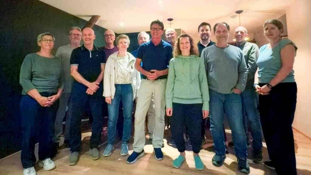 Jörg Grabowsky (Mitte) verabschiedet sich aus der Führungsriege mit (von links) Stefanie Müller-Exner (Seniorenzentrum Uslar), Dr. Dirk Dammann (Klinik Holzminden), Albrecht Braune (IT-Leiter), Harald Kremser (Organisationsentwicklung), Anke Waldmann (Finanzleiterin), Martin Kupper (Vorstandsvorsitzender), Günter Kalisch (Kinderdorf Alt Garge), Solveig Baier (Organisationsentwicklung), Horst-Michael Stöckmann (Jugend- und Behindertenhilfe Hermannsburg), Peter Albrecht (BBS Uslar) Michael Tietze (Kinderdorf Uslar) und Sonja Welskopf (Wegbegleiter Südniedersachsen).