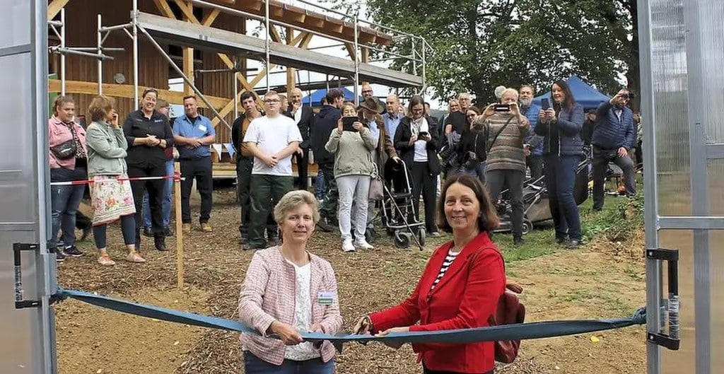 1.Symbolische Eröffnung des Ausbildungsbetriebs für Garten- und Landschaftsbau des Albert-Schweitzer-Familienwerks in Uslar: Anke Waldmann (vorn links), Finanzleiterin und besondere Vertreterin des Familienwerks, und Ines Puschmann, Leiterin der Berufsbildenden Schulen II in Northeim, am Foliengewächshaus.