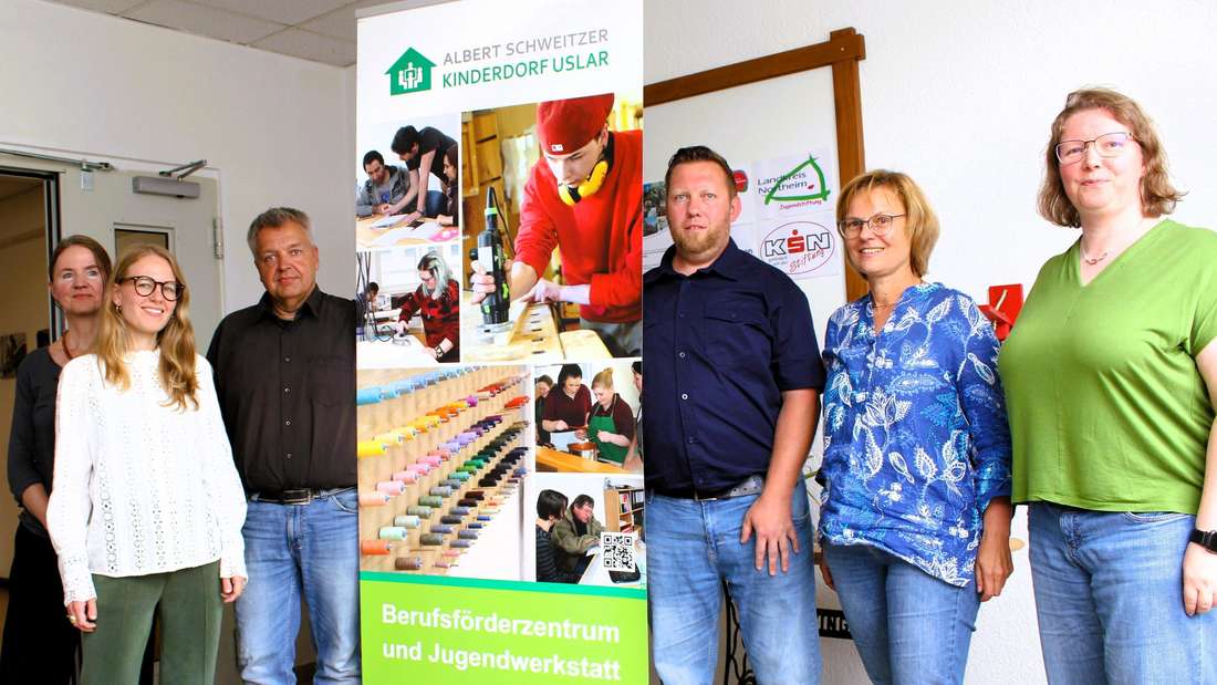 Das neue Team im Berufsförderzentrum des Familienwerks mit (von links) Gerlinde Röhling (Sozialpädagogin für die Reha-Ausbildung), Johanna Gerke (Sozialpädagogin für Berufsvorbereitende Maßnahmen), Stefan Stunz (Ausbilder im Verkauf und Bildungsbegleiter), Mirko Philipps (Ausbilder im Garten- und Landschaftsbau), Bereichsleiterin Andrea Kohl und Charlotte Emunds (Bildungsbegleiterin). © Schneider, Frank