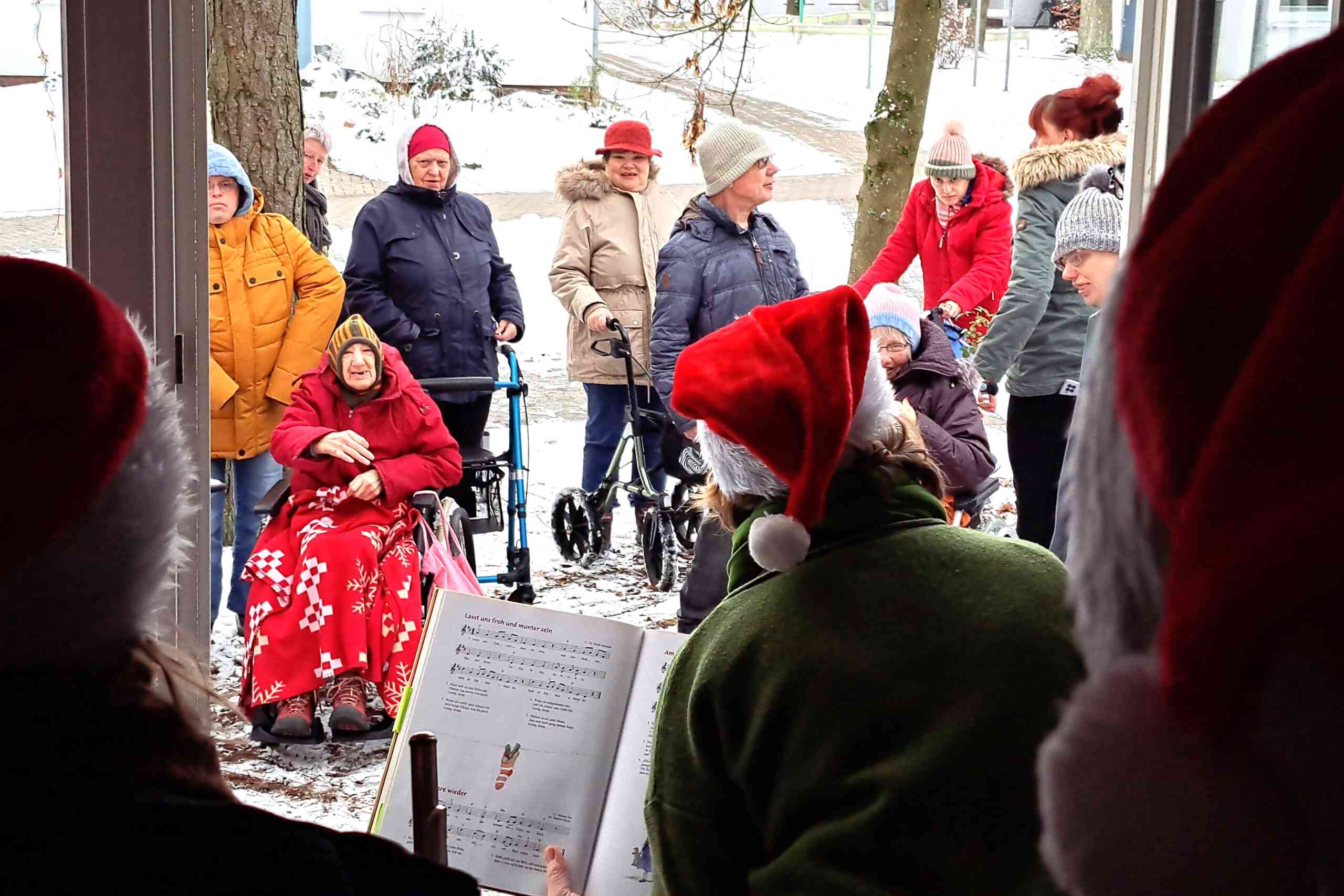 Ein lebendiger Adventskalender versüßt bei uns das Warten auf Weihnachten. 